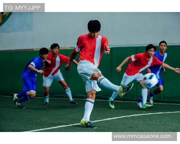 足球巨星归国之路重温荣耀时刻展现家乡情怀与梦想追逐