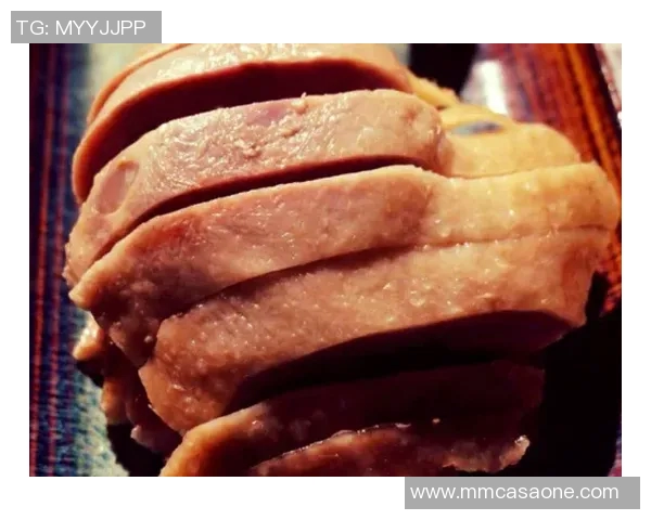 足球明星携手美食创意挑战板鸭视频引发热潮与欢笑